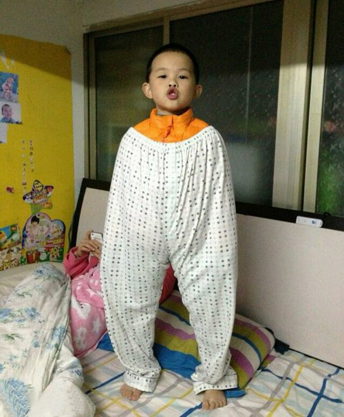 目测，这裤子能穿到14岁儿童gif搞笑图片