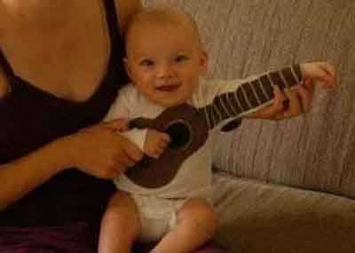 好萌的吉他宝宝服儿童gif搞笑图片