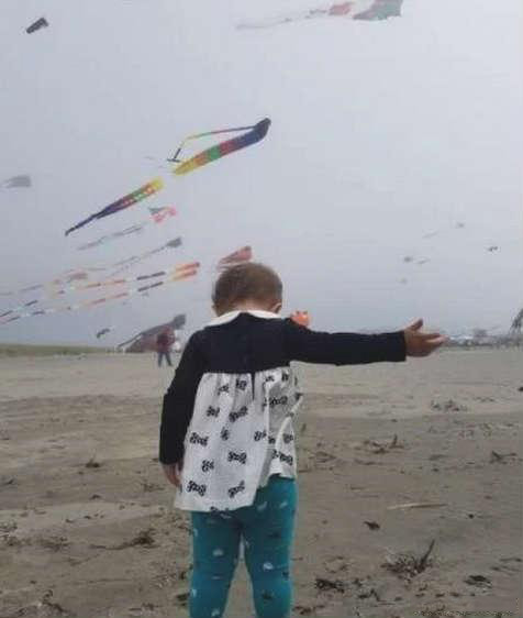 感受来自熊孩子的力量吧儿童gif搞笑图片