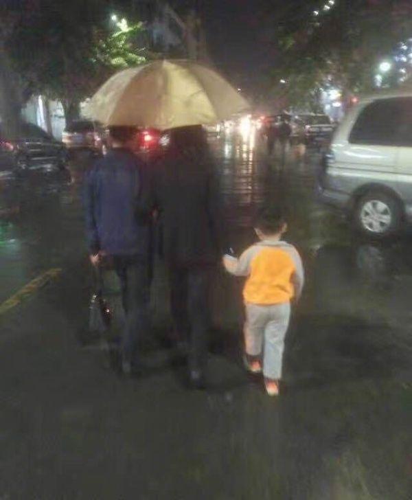 爸妈是真爱儿童gif搞笑图片