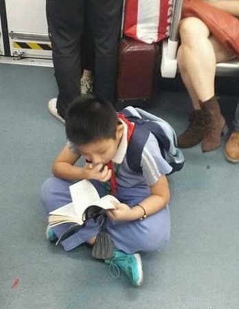 中国好少年，地铁上都不忘学习！儿童gif搞笑图片