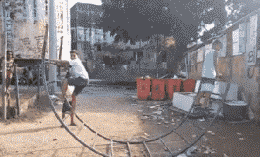 高难度跷跷板儿童gif搞笑图片