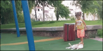 你踢我一下，我还都没打你，你咋就自残了儿童gif搞笑图片