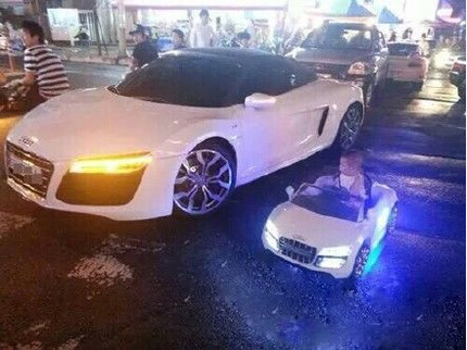 现在不好好努力，将来怎么带儿子装逼儿童gif搞笑图片