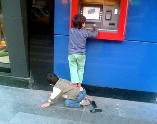 没朋友，钱都取不到儿童gif搞笑图片