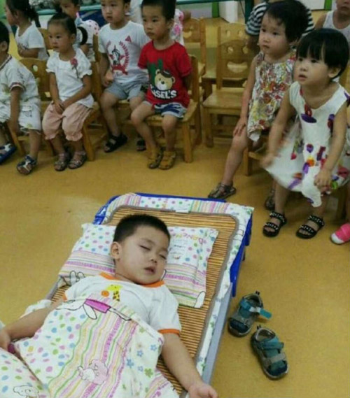 地主家的孩子上课就是这待遇儿童gif搞笑图片