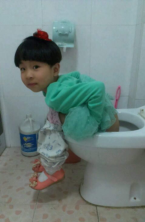 孩子，你的马桶坐垫呢？儿童gif搞笑图片