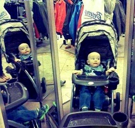 宝宝被镜子吓到了儿童gif搞笑图片