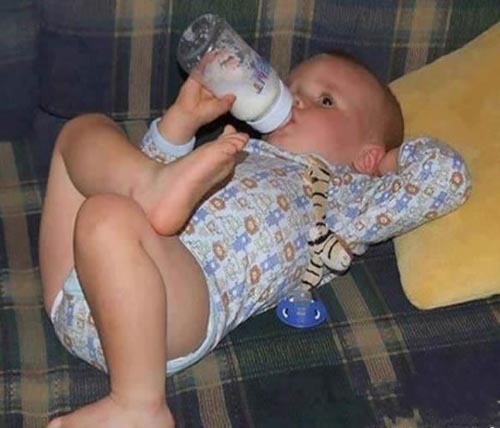 喝奶的动作都这么悠闲儿童gif搞笑图片