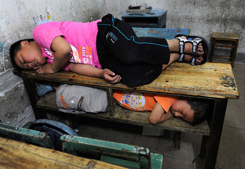 睡上下铺的兄弟俩儿童gif搞笑图片