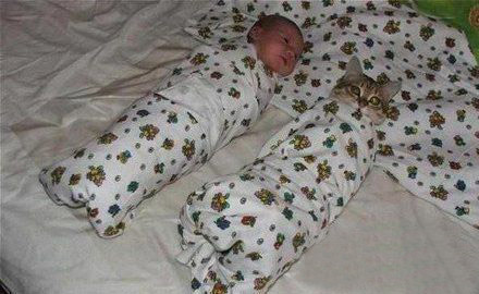 把这么大点的孩子养大，真心不容易儿童gif搞笑图片