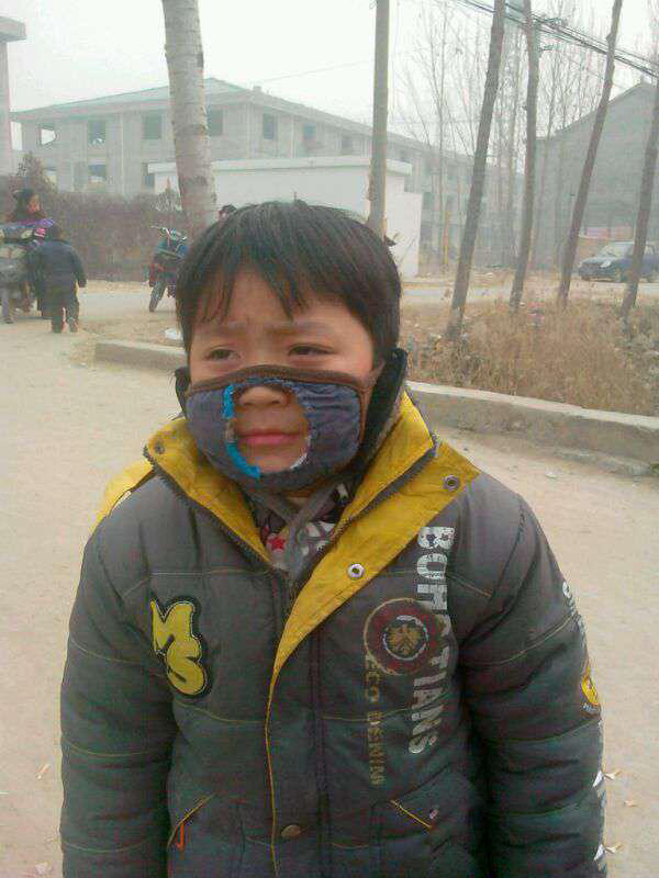 现在冬天真冷啊，我戴着口罩吃饭儿童gif搞笑图片