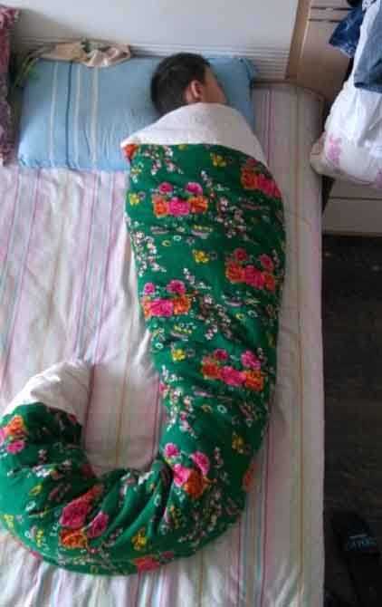 这娃一定是喝了雄黄酒儿童gif搞笑图片