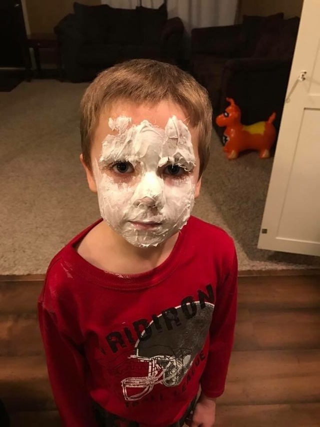 宝宝，洗面奶不是这么用的啊儿童gif搞笑图片