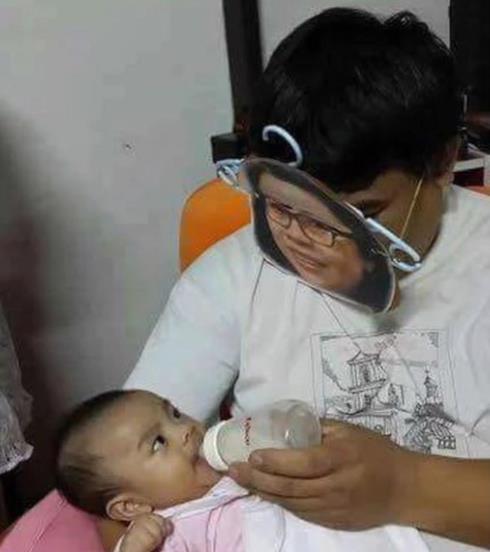 老妈不在家，哥哥先顶上吧儿童gif搞笑图片