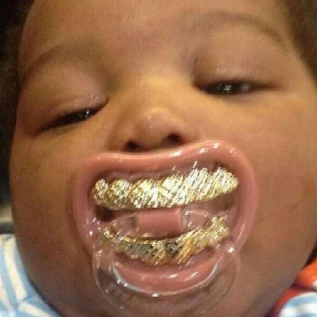 好豪华的奶嘴儿童gif搞笑图片