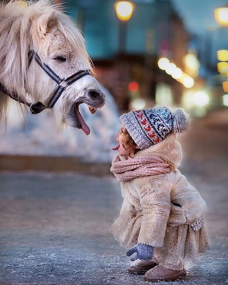 看看谁的舌头长儿童gif搞笑图片