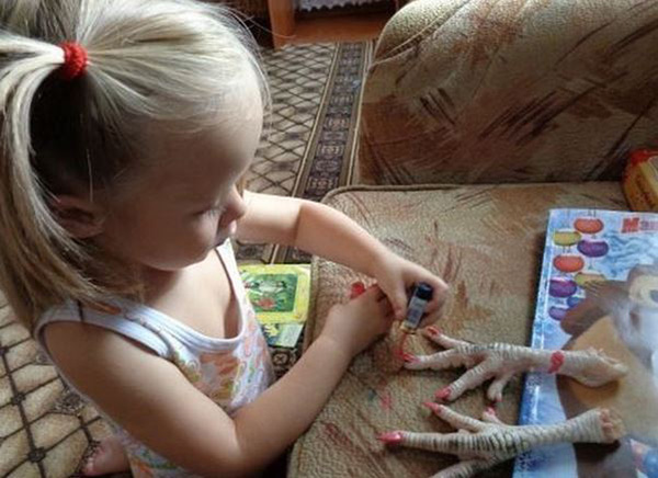 用鸡爪练习美甲，妹妹还挺聪明的啊儿童gif搞笑图片