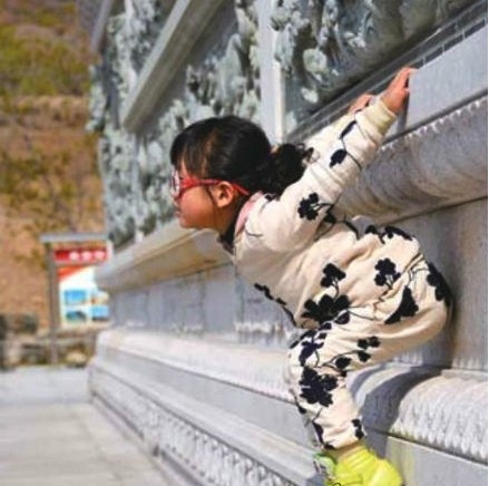 女汉子是从小锻炼出来的儿童gif搞笑图片