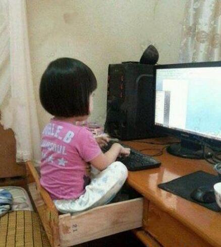 这样上网舒服多了儿童gif搞笑图片