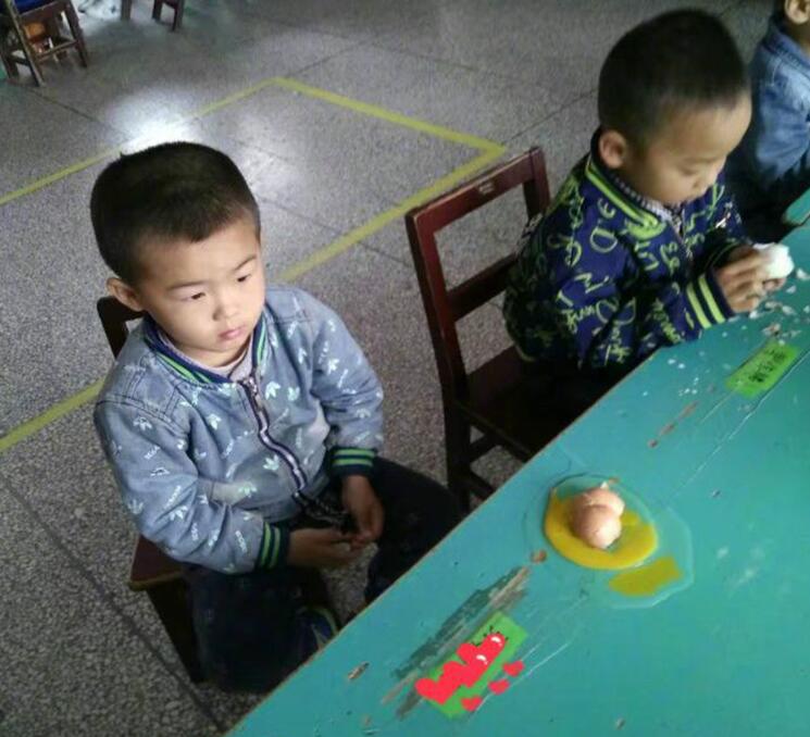 老师让每个小朋友带一个鸡蛋来画复活节彩蛋儿童gif搞笑图片