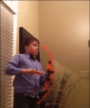 射出去的箭还会倒回来的？儿童gif搞笑图片