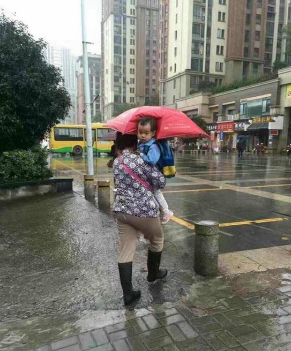 孩子：奶，我是不是你最疼爱的人？儿童gif搞笑图片