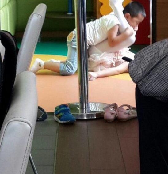 熊孩子，你妈要过来揍你了儿童gif搞笑图片