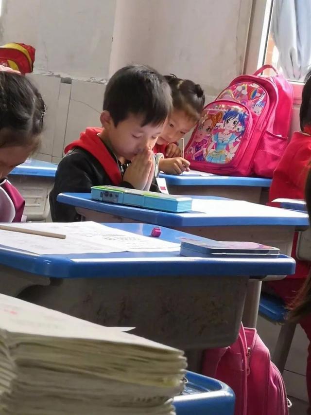 哈哈哈卷子都发下来了，宝宝你这样会不会稍微有点晚呢儿童gif搞笑图片