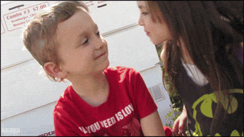 小小年纪就抱得美人归儿童gif搞笑图片