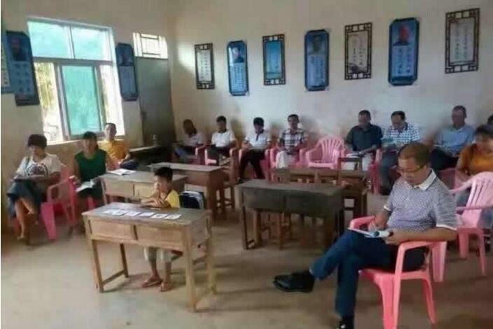 今天学校领导和家长来听课，好紧张啊儿童gif搞笑图片