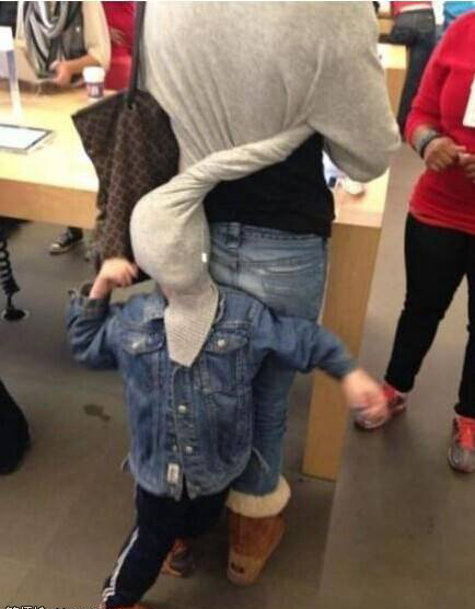 熊孩子，你到底在玩什么呢儿童gif搞笑图片