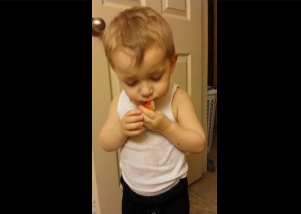 男孩替死去金鱼水葬，亲吻金鱼两次痛哭儿童gif搞笑图片