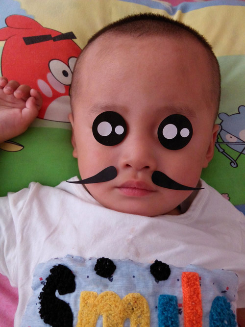 这身装扮有的芝麻官的模样儿童gif搞笑图片