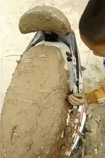 孩子你爸妈不把你打死，你就是亲生的儿童gif搞笑图片