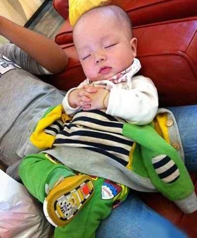 小朋友睡姿逆天儿童gif搞笑图片