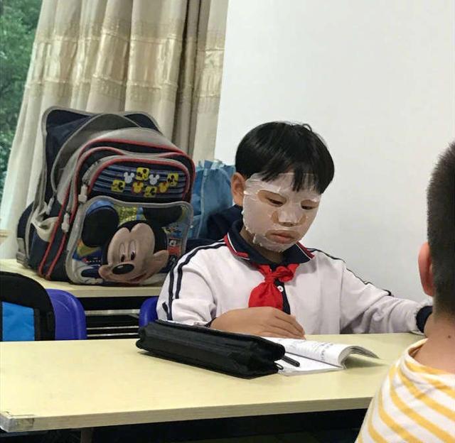 爱美的蓝孩子儿童gif搞笑图片