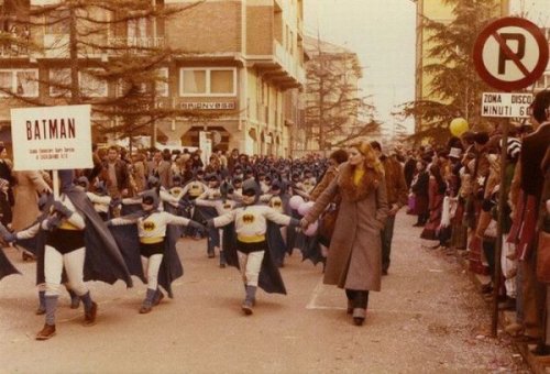 蝙蝠侠家族壮大了儿童gif搞笑图片