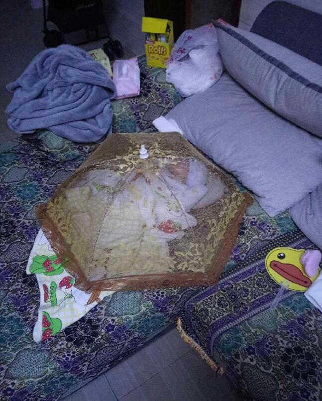 妈妈为防止他被蚊子咬，想了一个办法儿童gif搞笑图片