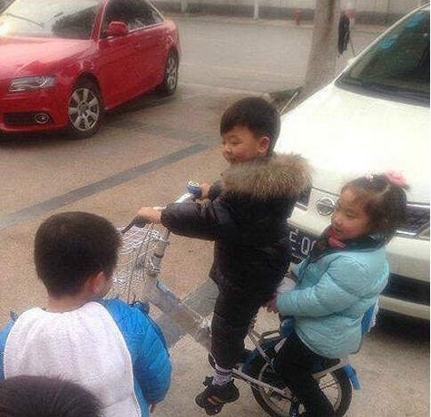 有车就有妹子儿童gif搞笑图片