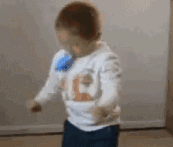 熊孩子，吹气球的方法不对，用再大的力都不行儿童gif搞笑图片