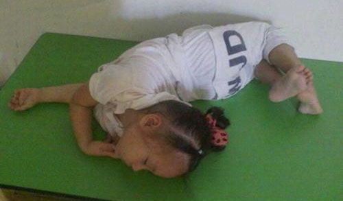 原来练瑜伽也能遗传儿童gif搞笑图片