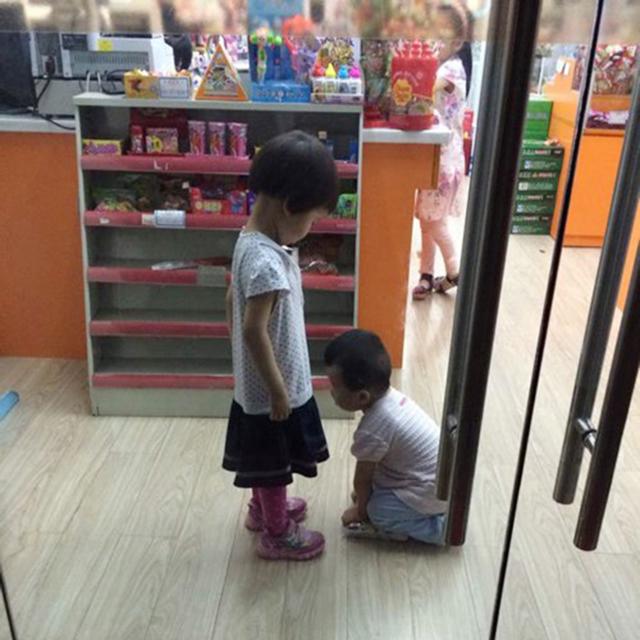 这么小，难道就有家法了？儿童gif搞笑图片