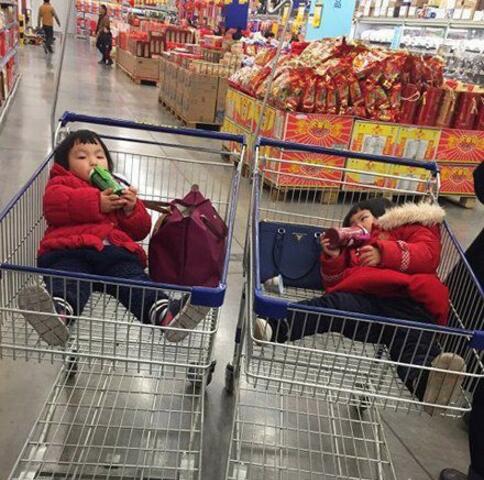 去超市，偶遇双胞胎儿童gif搞笑图片