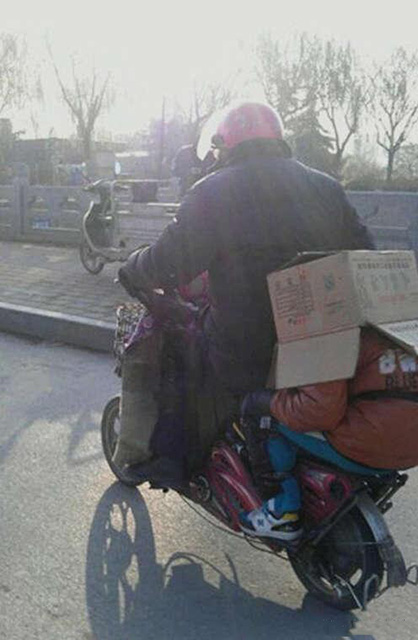 粑粑说这样的安全帽既安全又环保儿童gif搞笑图片