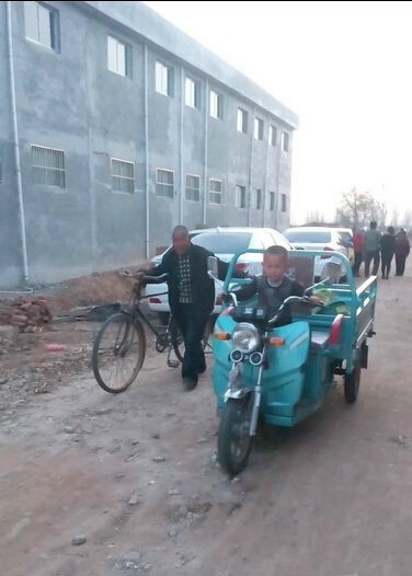 农村的孩子早当家儿童gif搞笑图片