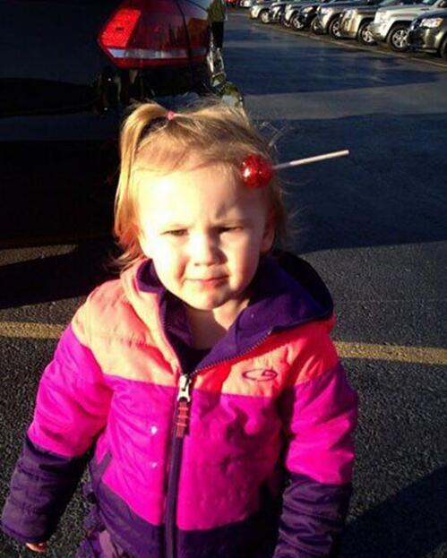 麻麻，麻麻，看见我的棒棒糖了么？儿童gif搞笑图片