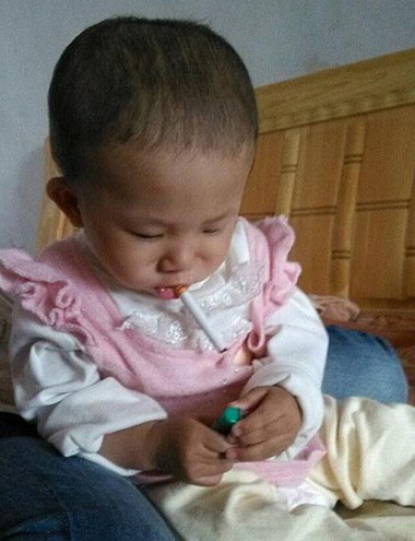 孩子，抽烟要从小学习儿童gif搞笑图片