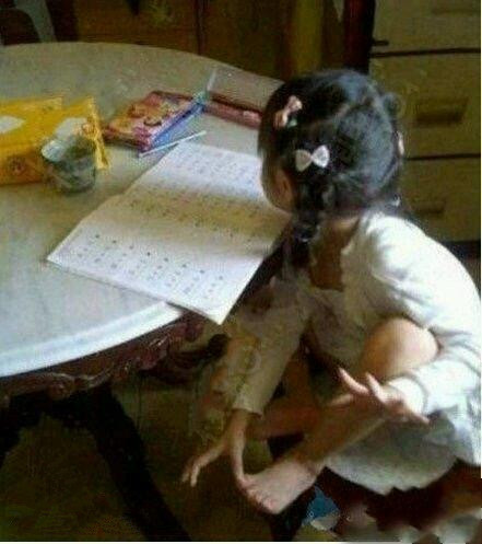 完了，手指脚趾都数光了儿童gif搞笑图片