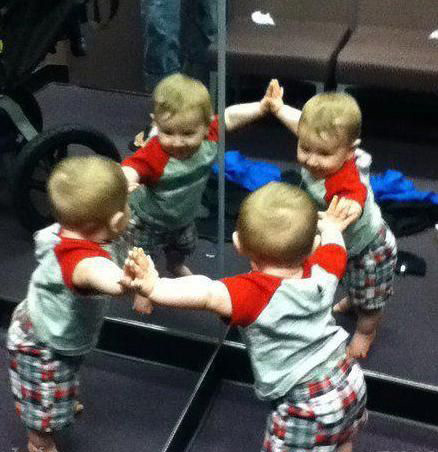 麻麻，我找到失散多年的亲兄弟了儿童gif搞笑图片